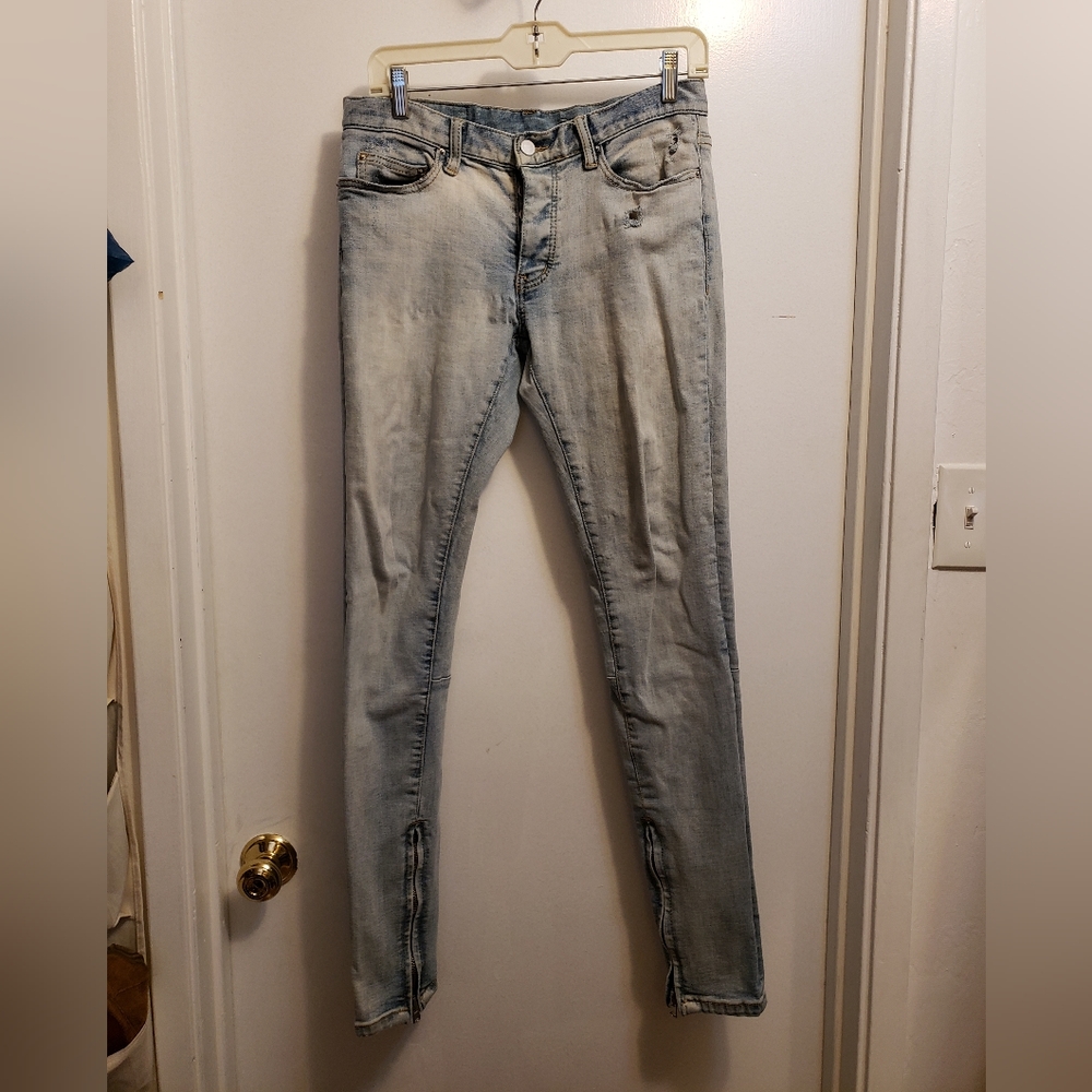 MNML Button-fly zipper, detail @ ankle, light wash. Labeled size 30